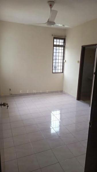 Pangsapuri untuk Disewa di Subang Perdana Goodyear Court 6 - Kenix Lee - Living Room - PropertyGuru.com.my