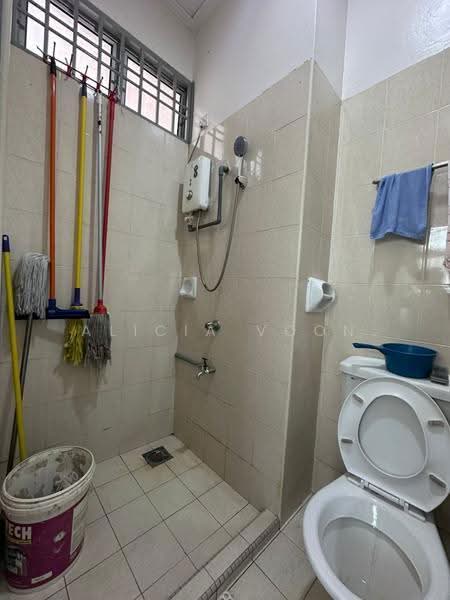 Semi-Detached House for Sale in Taman Bukit Jaya (Ulu Tiram) - Alicia Voon - Bathroom - PropertyGuru.com.my