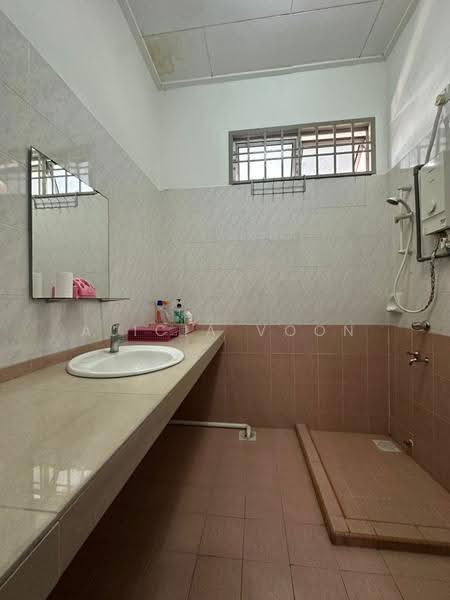 Semi-Detached House for Sale in Taman Bukit Jaya (Ulu Tiram) - Alicia Voon - Bathroom - PropertyGuru.com.my
