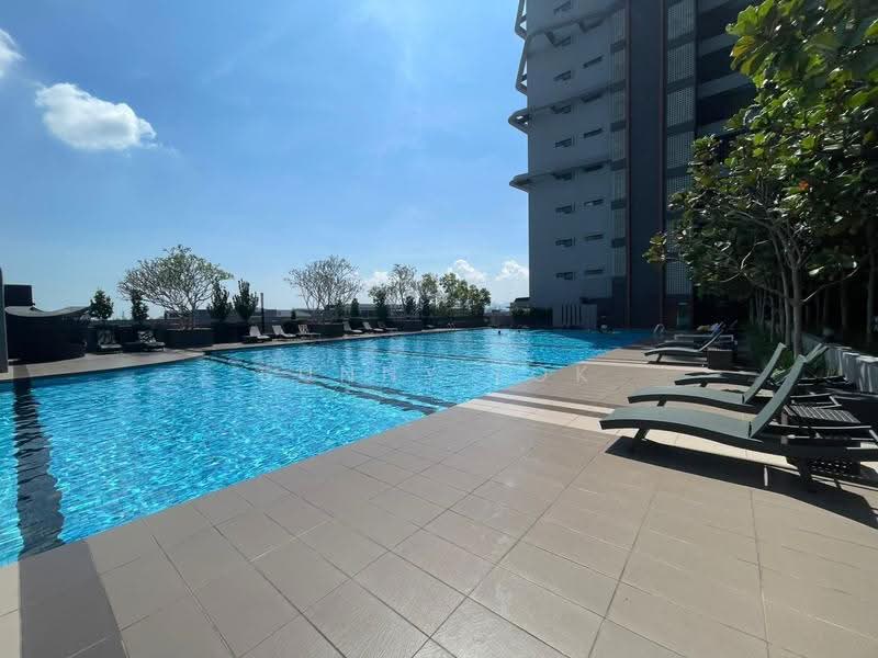 Kondominium untuk Dijual di Evoke Residence - Sunny Lok - Pool - PropertyGuru.com.my