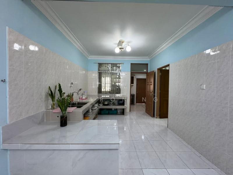 Rumah Teres 2.5-Tingkat untuk Disewa di Taman Perling (Perling) - Sharon Ng - Kitchen - PropertyGuru.com.my