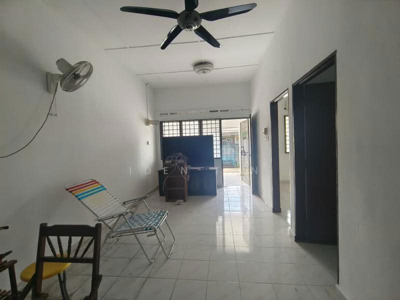 1-storey Terraced House for Sale in Taman Universiti (Skudai) - Iden Tan - Living Room - PropertyGuru.com.my