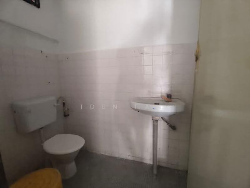 1-storey Terraced House for Sale in Taman Universiti (Skudai) - Iden Tan - Bathroom - PropertyGuru.com.my