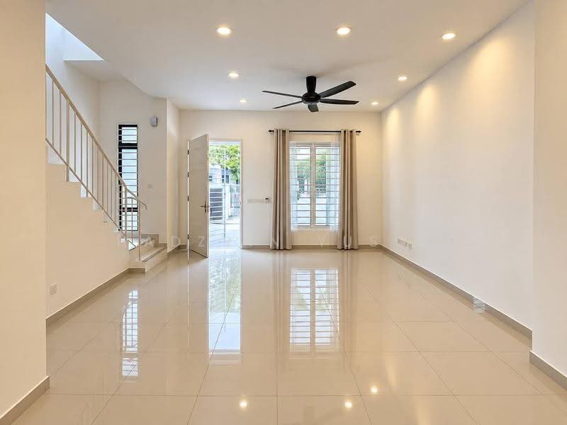 2-storey Terraced House for Sale in Puncak Alam (Selangor) - HADZRIN YUSOF - Living Room - PropertyGuru.com.my