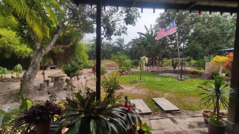 1-storey Terraced House for Sale in Banting (Selangor) - Shahidan Ismail - Garden - PropertyGuru.com.my