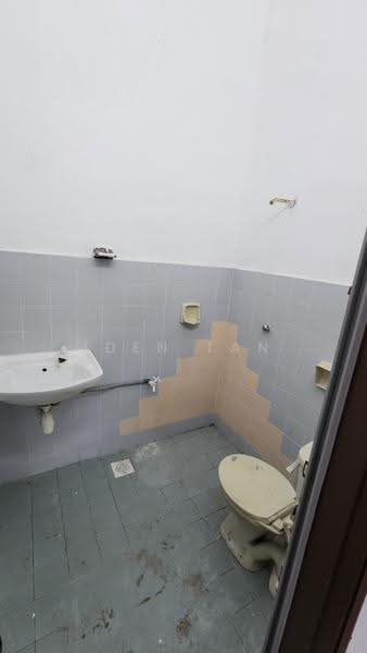 1-storey Terraced House for Sale in Taman Johor Jaya (Johor Bahru) - Iden Tan - Bathroom - PropertyGuru.com.my