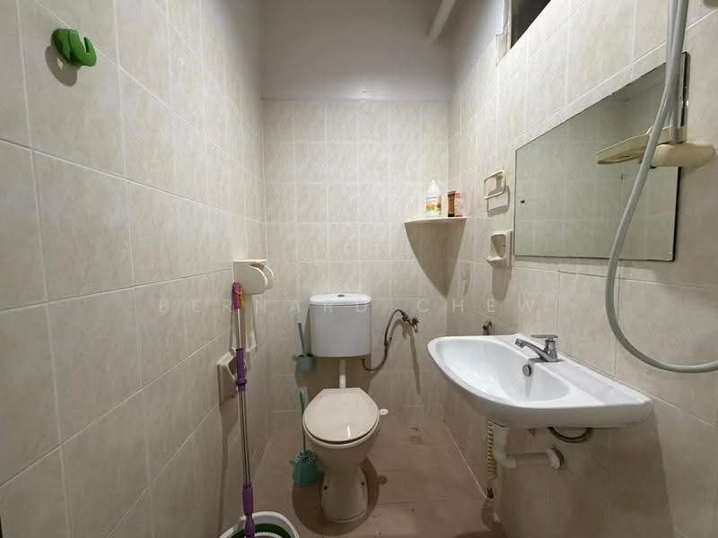 Rumah Teres untuk Dijual di Kampung Sungai Nibong (Bayan Lepas) - Bernard Chew - Bathroom - PropertyGuru.com.my