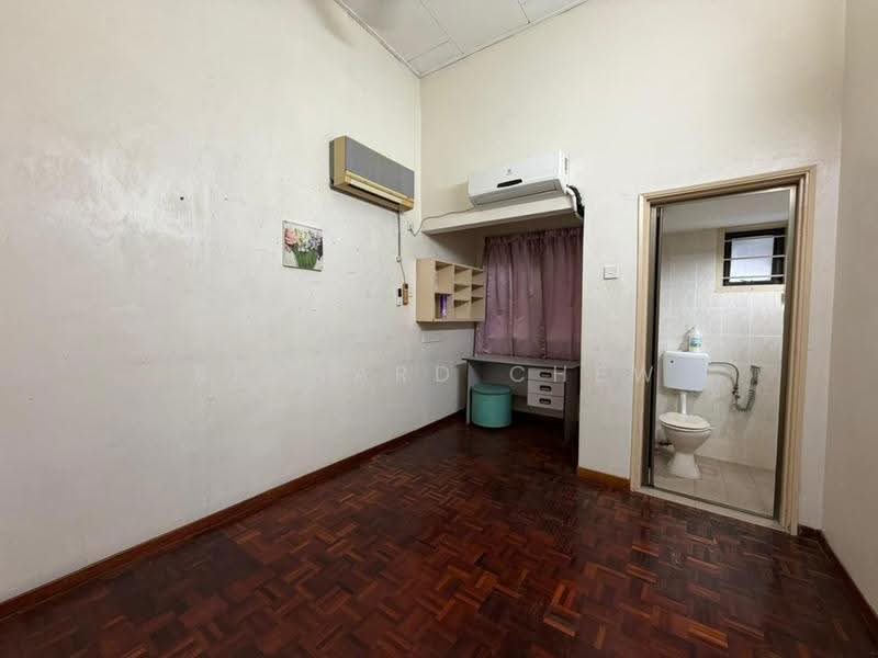 Rumah Teres untuk Dijual di Kampung Sungai Nibong (Bayan Lepas) - Bernard Chew - Bathroom - PropertyGuru.com.my