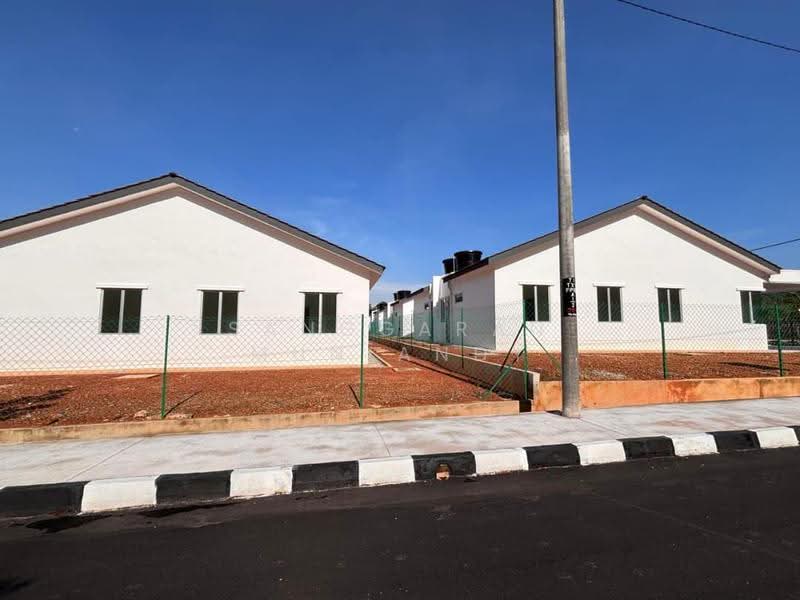 Semi-Detached House for Sale in Rumah Berkembar Setingkat di Jeniang (Jeniang) - Sanggaran Muniandy - Exterior - PropertyGuru.com.my