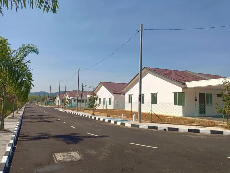 Semi-Detached House for Sale in Rumah Berkembar Setingkat di Jeniang (Jeniang) - Sanggaran Muniandy - Exterior - PropertyGuru.com.my