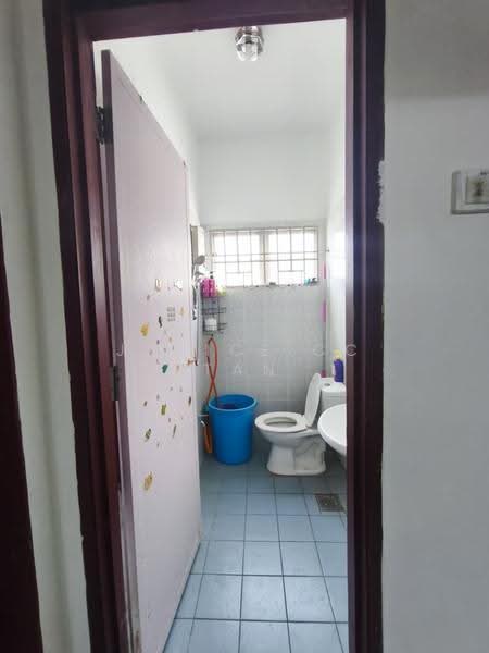 Rumah Teres untuk Dijual di Bandar Putra Permai (Seri Kembangan) - Janice CC Tan - Bathroom - PropertyGuru.com.my