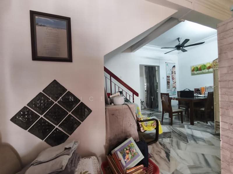Rumah Teres untuk Dijual di Bandar Putra Permai (Seri Kembangan) - Janice CC Tan - Living Room - PropertyGuru.com.my