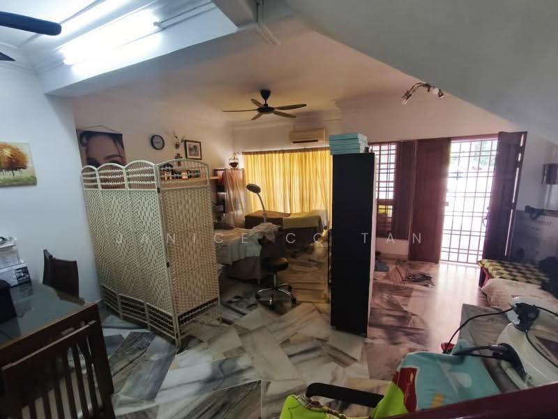Rumah Teres untuk Dijual di Bandar Putra Permai (Seri Kembangan) - Janice CC Tan - Living Room - PropertyGuru.com.my