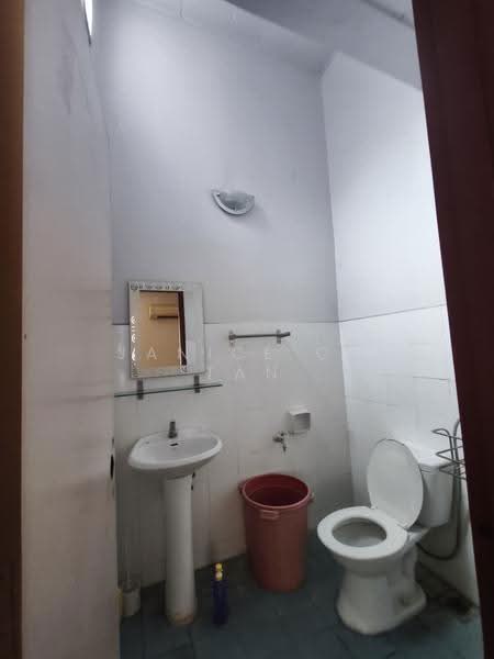 Rumah Teres untuk Dijual di Bandar Putra Permai (Seri Kembangan) - Janice CC Tan - Bathroom - PropertyGuru.com.my