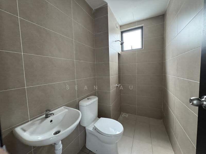 Kediaman Servis untuk Dijual di RESIDENSI IDAMAN RIA - Sean Lau - Bathroom - PropertyGuru.com.my