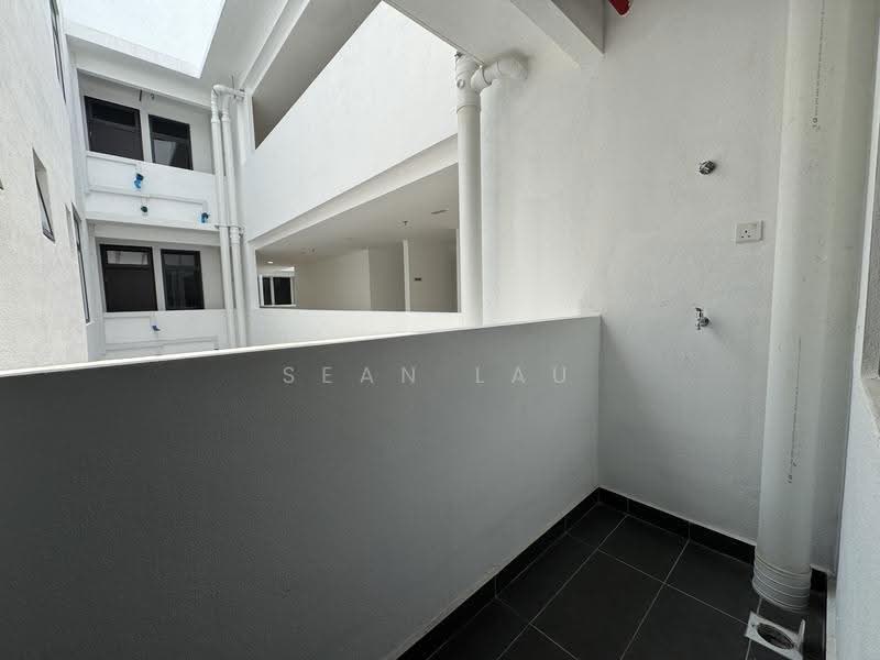 Kediaman Servis untuk Dijual di RESIDENSI IDAMAN RIA - Sean Lau - Balcony - PropertyGuru.com.my