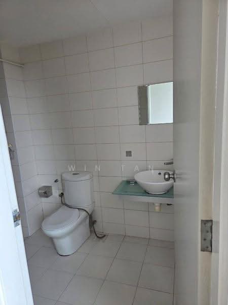 Kediaman Servis untuk Dijual di Greenfield Regency - Win Tan - Bathroom - PropertyGuru.com.my