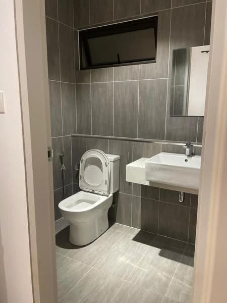 Kediaman Servis untuk Dijual di The Pulse Residence - Alex Low - Bathroom - PropertyGuru.com.my