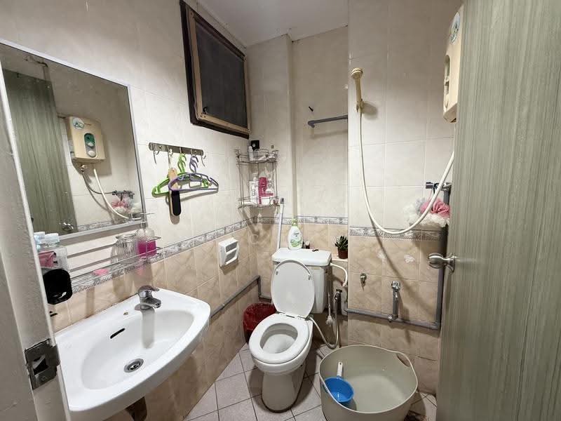 Pangsapuri untuk Disewa di Fair View Apartment - MK Chong - Bathroom - PropertyGuru.com.my