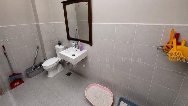 1-storey Terraced House for Sale in Kampung Batu 9 Kebun Baru (Telok Panglima Garang) - Mohammad Din Majid - Bathroom - PropertyGuru.com.my