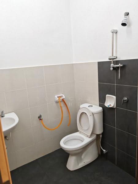 1-storey Terraced House for Rent in Bandar Cemerlang (Ulu Tiram) - Soh Chai Seng - Bathroom - PropertyGuru.com.my