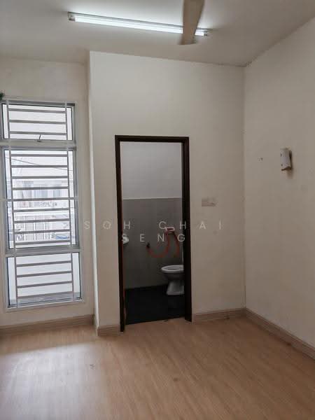 1-storey Terraced House for Rent in Bandar Cemerlang (Ulu Tiram) - Soh Chai Seng - Bathroom - PropertyGuru.com.my