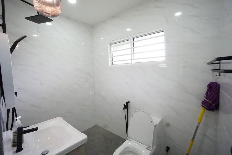Rumah Banglo untuk Dijual di Petaling Jaya (Selangor) - Mohammad Din Majid - Bathroom - PropertyGuru.com.my