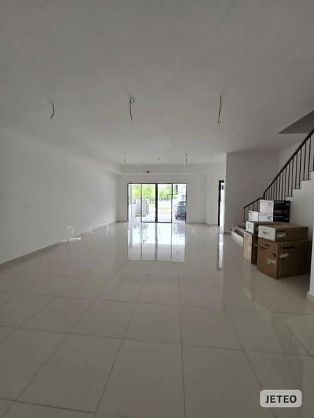 Rumah Teres 2-Tingkat untuk Dijual di Bandar Tropicana Aman (Telok Panglima Garang) - Daniel Kok - Living Room - PropertyGuru.com.my
