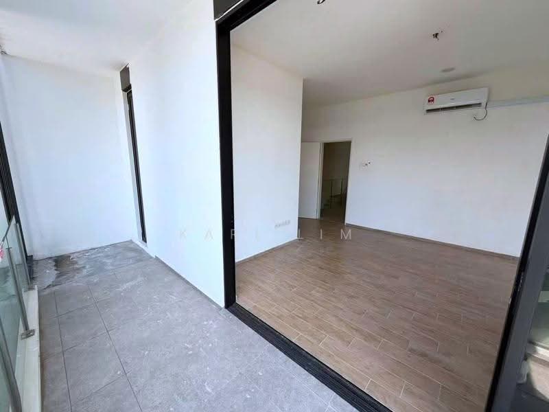 Cluster House for Sale in Bandar Seri Alam (Masai) - Karl Lim - Balcony - PropertyGuru.com.my