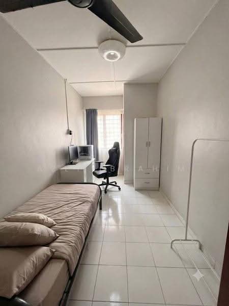 2-storey Terraced House for Sale in Taman Pinggiran Putra (Seri Kembangan) - Azli Ibrahim - Bedroom - PropertyGuru.com.my