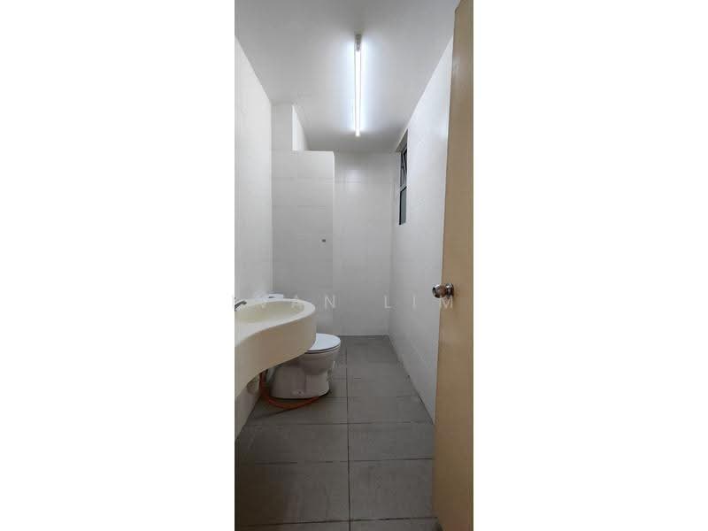 Kediaman Servis untuk Dijual di Platinum Lake PV 21 - Ivan Lim - Bathroom - PropertyGuru.com.my