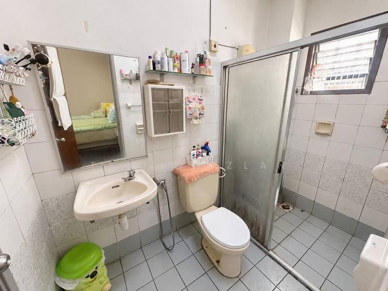 2-storey Terraced House for Sale in Usj 17 (Subang Jaya) - Taufiq Azlan - Bathroom - PropertyGuru.com.my