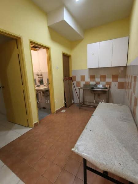 Kediaman Servis untuk Dijual di Nusa Bestari Shoplot Apartment - Yvonne Lim - Kitchen - PropertyGuru.com.my