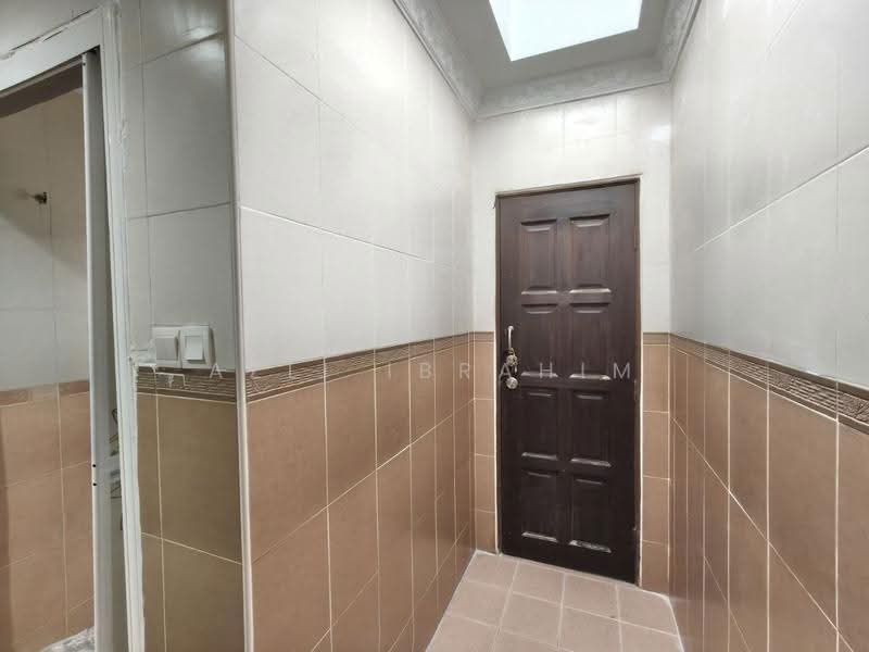 2-storey Terraced House for Sale in Taman Puncak Jalil (Seri Kembangan) - Azli Ibrahim - Entrance - PropertyGuru.com.my