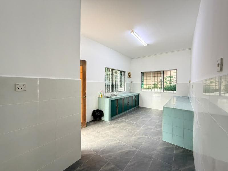 Bungalow House for Sale in Taman Sri Hijau (Rawang) - SK Luk - Kitchen - PropertyGuru.com.my