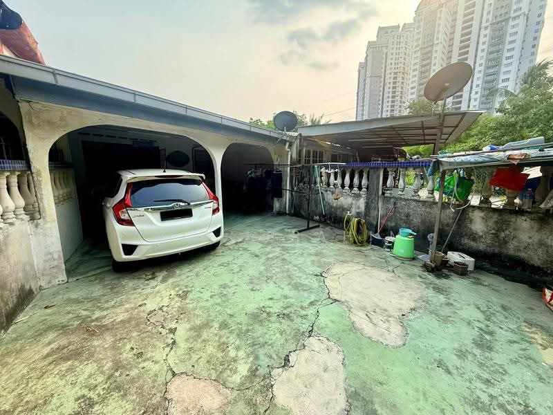 1-storey Terraced House for Sale in Petaling Jaya (Selangor) - Azli Ibrahim - Exterior - PropertyGuru.com.my