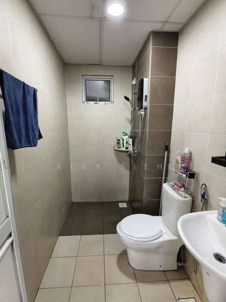 Service Residence for Sale at Pangsapuri Tanah Emas (Golden Sands) - Alex Sieh - Bathroom - PropertyGuru.com.my