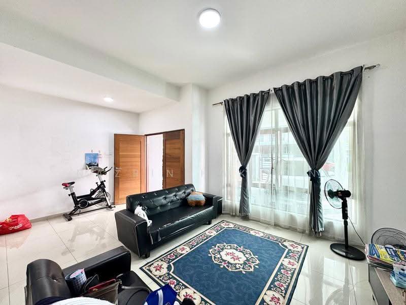 2-storey Terraced House for Sale in Seksyen 30 (Shah Alam) - Nazrin Hakimin - Living Room - PropertyGuru.com.my