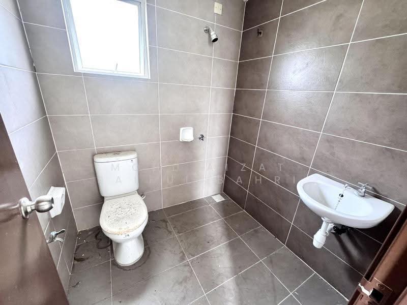 Semi-Detached House for Sale in Taman Desiran Bayu (Puchong) - Mohd Aizat Saiful Bahri - Bathroom - PropertyGuru.com.my