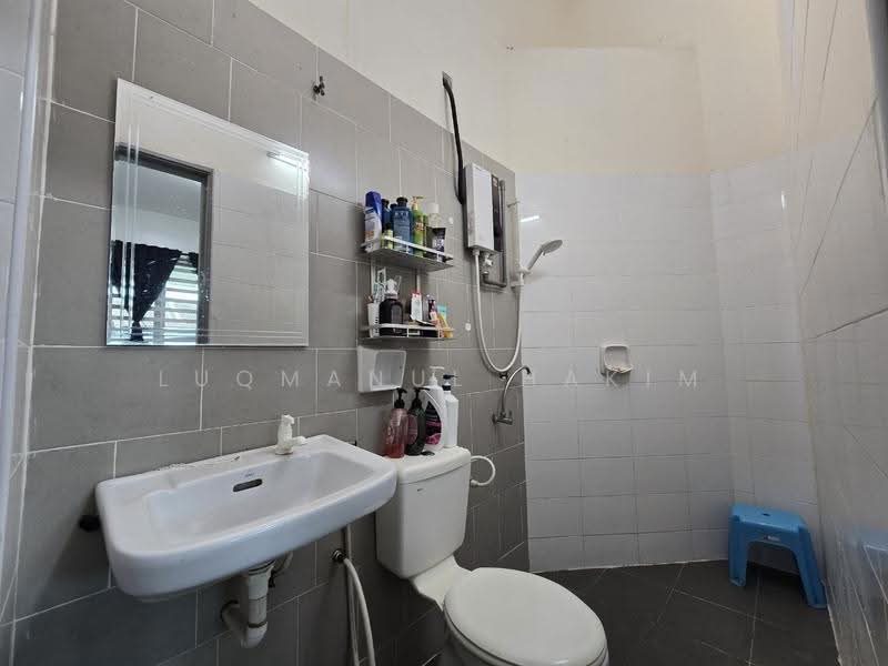 1-storey Terraced House for Sale in Taman Warisan Bestari (Dengkil) - Luqmanul Hakim - Bathroom - PropertyGuru.com.my