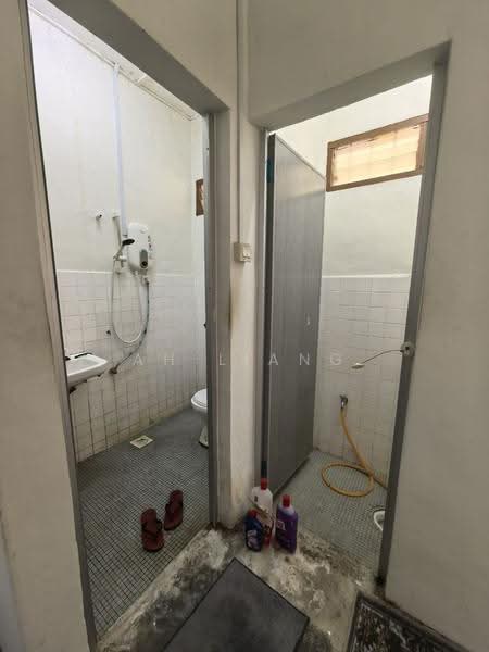 Rumah Teres 1-Tingkat untuk Dijual di Pekan Nanas (Johor) - Ah Liang - Bathroom - PropertyGuru.com.my