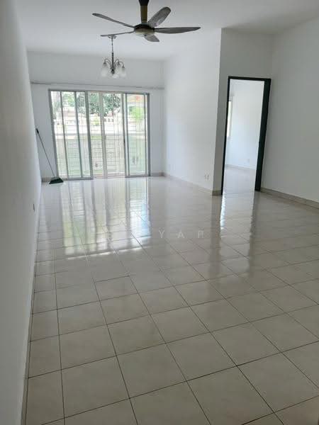 Pangsapuri untuk Dijual di Puteri Bayu Apartment - SL Yap - Living Room - PropertyGuru.com.my