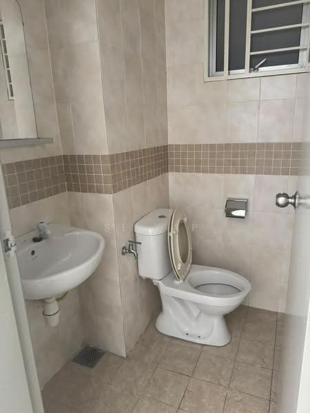 Pangsapuri untuk Dijual di Puteri Bayu Apartment - SL Yap - Bathroom - PropertyGuru.com.my