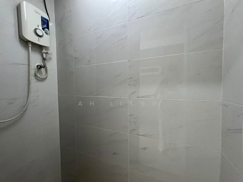 Kediaman Servis untuk Dijual di Country Garden Central Park - Ah Liang - Bathroom - PropertyGuru.com.my