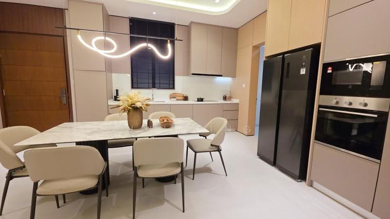 Kondominium untuk Dijual di Waterstone - Hui Xing - Dining Room - PropertyGuru.com.my