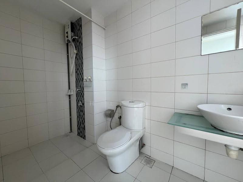 Kediaman Servis untuk Dijual di Greenfield Regency - Ah Liang - Bathroom - PropertyGuru.com.my
