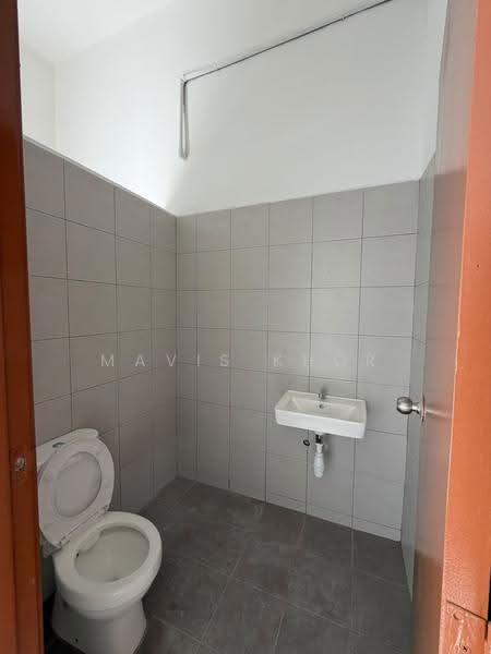 Shop / Office for Rent in Raja Uda (Butterworth) - Mavis Khor - Bathroom - PropertyGuru.com.my