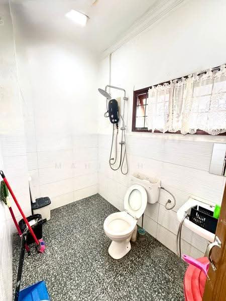2-storey Terraced House for Sale in Taman Cempaka (Ampang) - Mahirah . - Bathroom - PropertyGuru.com.my