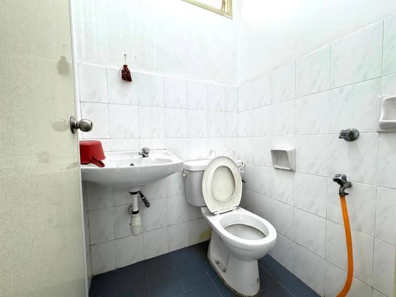 Shop / Office for Rent in Taman Molek (Johor Bahru) - Kian Seng Goh - Bathroom - PropertyGuru.com.my