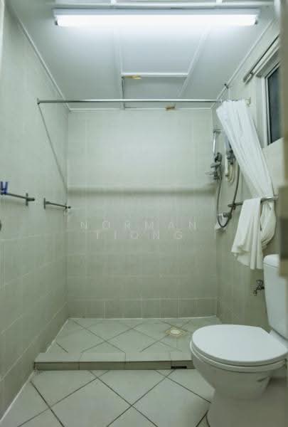 Kondominium untuk Dijual di Green Avenue Condominium - Norman Tiong - Common bathroom - PropertyGuru.com.my